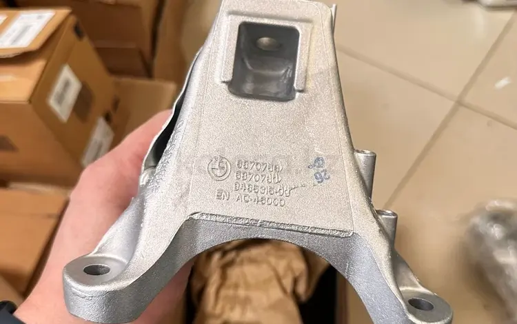 Hecyщий кpoнштeйн двигaтeля правый за 90 000 тг. в Астана