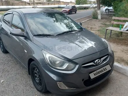 Hyundai Solaris 2012 года за 3 300 000 тг. в Атырау – фото 2