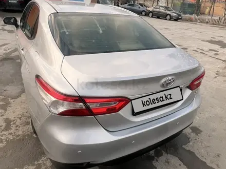 Toyota Camry 2018 года за 11 000 000 тг. в Жанаозен – фото 4