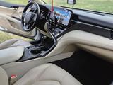 Toyota Camry 2022 года за 16 500 000 тг. в Уральск – фото 2