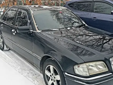 Mercedes-Benz C 200 1995 года за 2 100 000 тг. в Петропавловск – фото 2