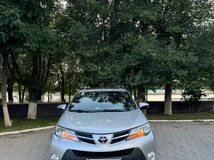 Toyota RAV4 2015 года за 10 000 000 тг. в Атырау – фото 2