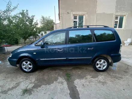 Hyundai Trajet 2005 года за 2 500 000 тг. в Атырау – фото 2