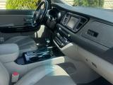 Kia Carnival 2019 года за 11 900 000 тг. в Актау – фото 5
