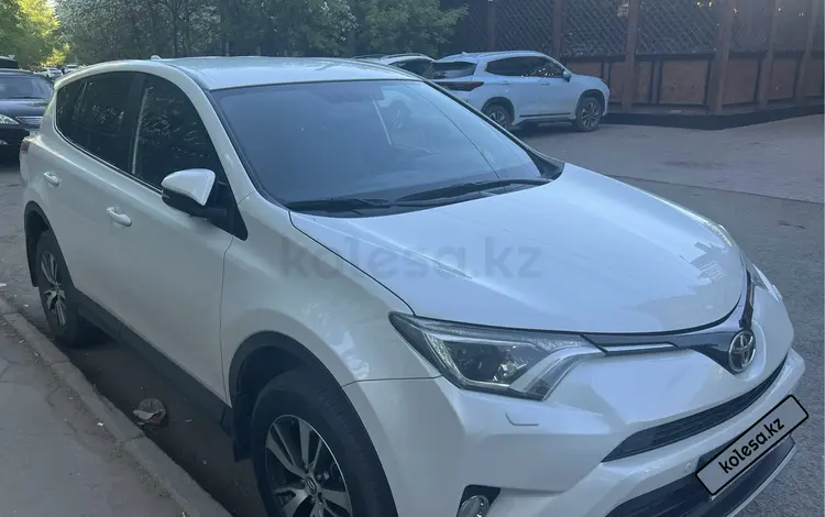 Toyota RAV4 2018 годаfor13 800 000 тг. в Астана