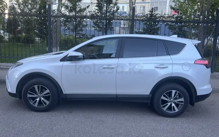 Toyota RAV4 2018 года за 13 800 000 тг. в Астана