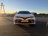 Toyota Camry 2018 года за 14 000 000 тг. в Осакаровка – фото 2