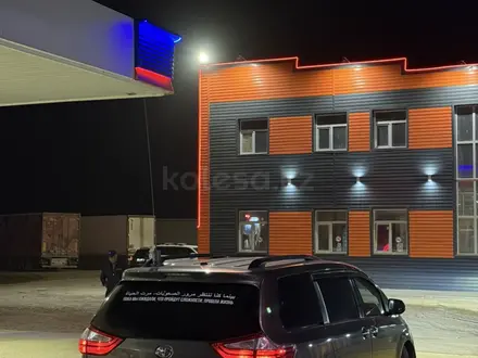 Toyota Sienna 2016 года за 9 000 000 тг. в Атырау – фото 2