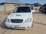 Kia Carnival 2002 года за 2 400 000 тг. в Шымкент