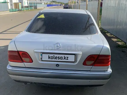 Mercedes-Benz E 200 1997 года за 1 800 000 тг. в Лисаковск – фото 4