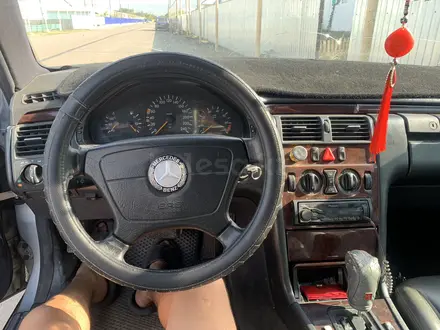 Mercedes-Benz E 200 1997 года за 1 800 000 тг. в Лисаковск – фото 2