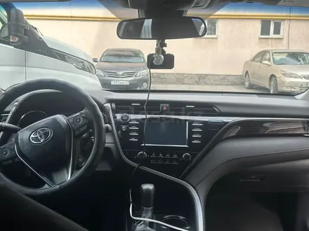 Toyota Camry 2018 года за 11 800 000 тг. в Алматы – фото 6
