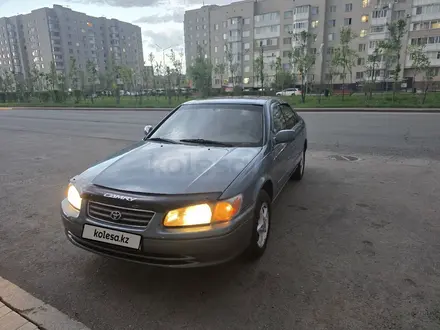Toyota Camry 2000 года за 3 100 000 тг. в Астана – фото 2