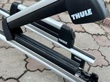 Рейлингы на крышу Thule с багажником на лыжы и сноуборд за 95 000 тг. в Алматы – фото 4