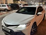 Toyota Camry 2021 года за 15 800 000 тг. в Астана