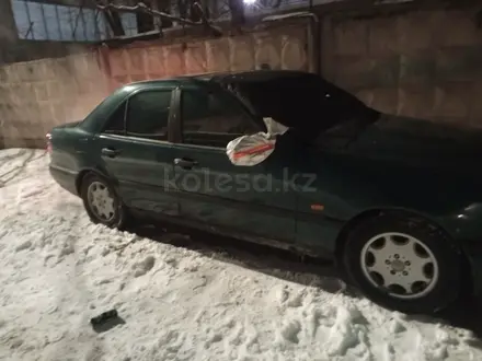 Mercedes-Benz C 200 1995 года за 900 000 тг. в Алматы – фото 2