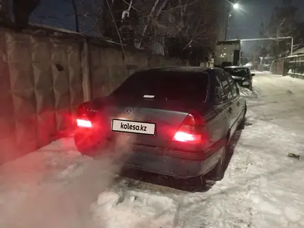 Mercedes-Benz C 200 1995 года за 900 000 тг. в Алматы – фото 3