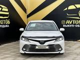 Toyota Camry 2018 года за 15 700 000 тг. в Атырау – фото 2