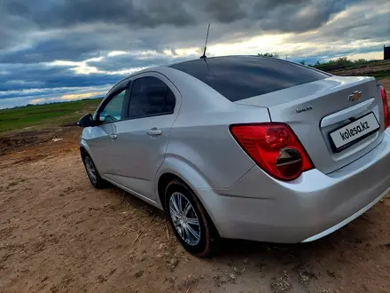 Chevrolet Aveo 2014 года за 3 400 000 тг. в Саумалколь – фото 2