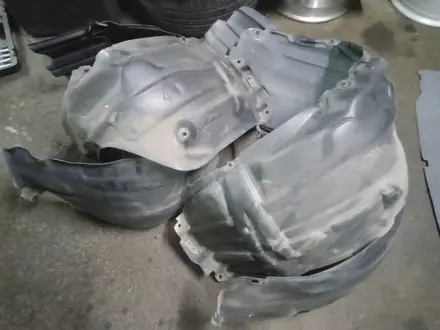 Оригинальный передний подкрыльник на Toyota Camry 40 за 30 000 тг. в Алматы
