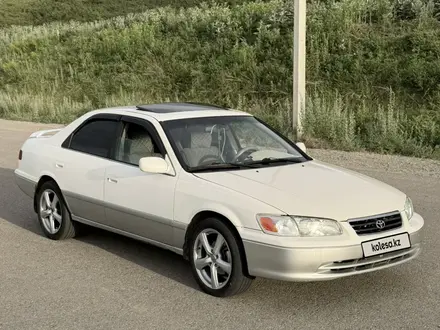 Toyota Camry 2000 года за 3 700 000 тг. в Алматы – фото 2