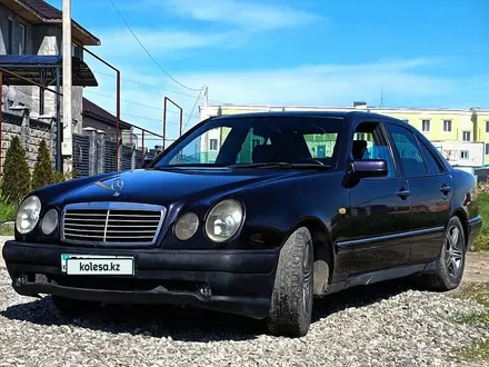 Mercedes-Benz E 320 1996 года за 2 600 000 тг. в Алматы