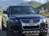 Volkswagen Touareg 2008 года за 6 500 000 тг. в Алматы – фото 2