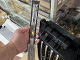 Накладка красный на решетку радиатора новый оригинал за 25 000 тг. в Алматы – фото 2