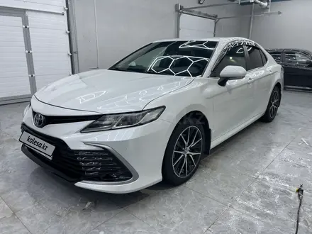 Toyota Camry 2021 года за 13 500 000 тг. в Караганда – фото 2