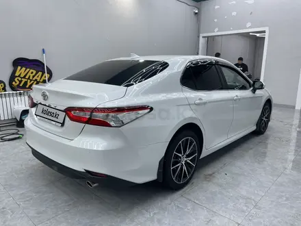 Toyota Camry 2021 года за 13 500 000 тг. в Караганда – фото 4