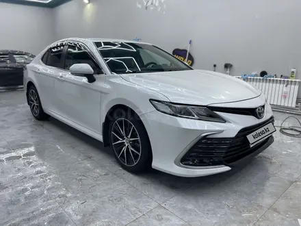 Toyota Camry 2021 года за 13 500 000 тг. в Караганда – фото 3