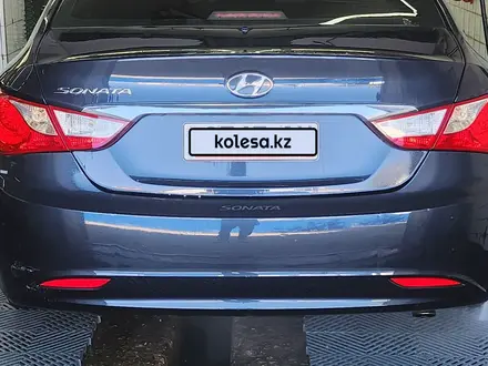 Hyundai Sonata 2013 года за 3 000 000 тг. в Атырау – фото 2