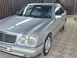 Mercedes-Benz E 240