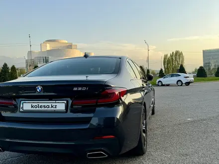 BMW 530 2022 года за 34 990 000 тг. в Алматы – фото 18