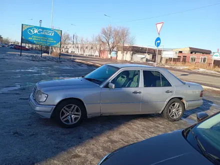 Mercedes-Benz E 220 1993 года за 1 800 000 тг. в Караганда – фото 2