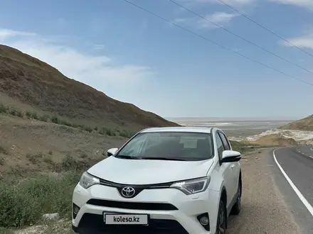 Toyota RAV4 2017 года за 11 000 000 тг. в Атырау