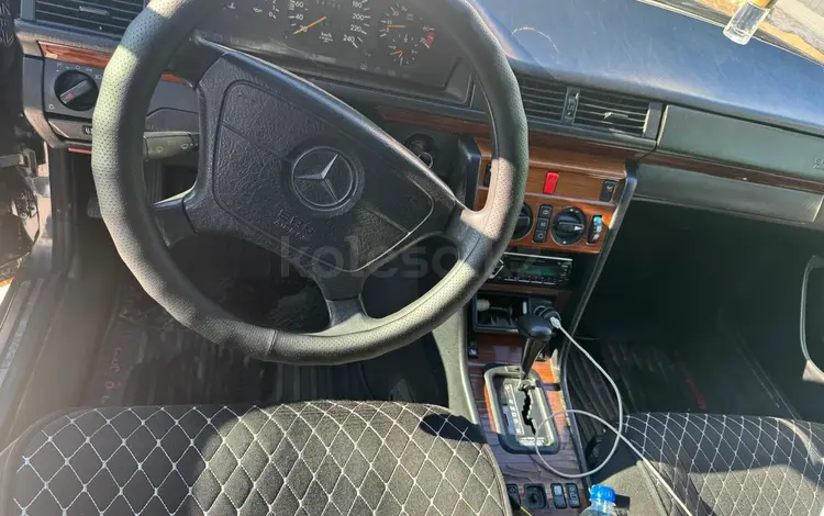 Mercedes-Benz E 220 1994 года за 1 850 000 тг. в Алматы