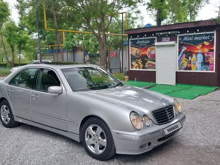 Mercedes-Benz E 320 2001 года за 4 500 000 тг. в Шымкент – фото 2