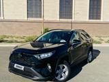 Toyota RAV4 2019 года за 11 500 000 тг. в Атырау