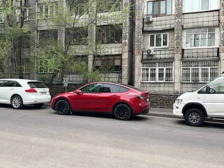 Tesla Model Y 2023 года за 19 000 000 тг. в Алматы – фото 2