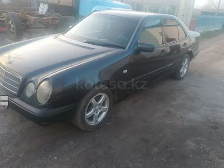 Mercedes-Benz E 230 1996 годаүшін2 000 000 тг. в Осакаровка – фото 4