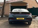 Hyundai Elantra 2023 года за 8 890 000 тг. в Уральск – фото 5