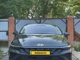 Hyundai Elantra 2023 года за 8 350 000 тг. в Уральск – фото 2