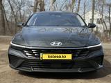 Hyundai Elantra 2023 года за 8 890 000 тг. в Уральск – фото 2