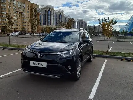 Toyota RAV4 2017 года за 9 800 000 тг. в Астана