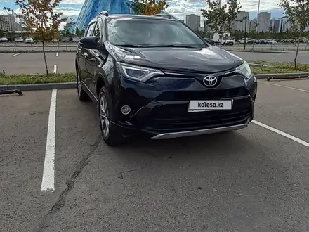 Toyota RAV4 2017 года за 9 800 000 тг. в Астана – фото 2