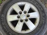 Комплект оригинальных дисков с шинами 265/65/17 AT за 210 000 тг. в Алматы – фото 4