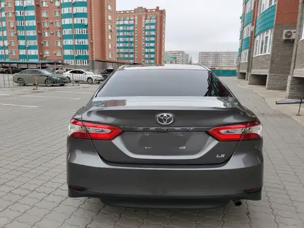 Toyota Camry 2018 года за 9 000 000 тг. в Актобе – фото 7