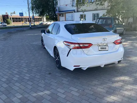 Toyota Camry 2020 года за 9 900 000 тг. в Уральск – фото 2