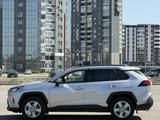 Toyota RAV4 2021 года за 15 900 000 тг. в Усть-Каменогорск – фото 5